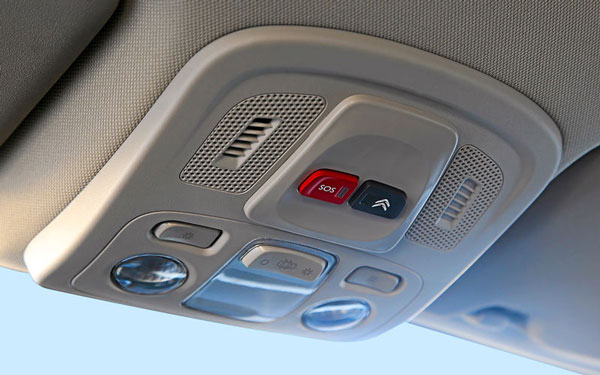 Зачем нужна кнопка SOS на потолке автомобиля? Как и где она работает?