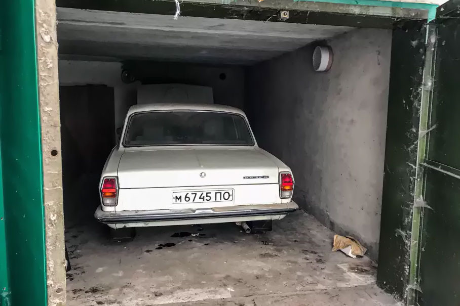 30-летнюю «Волгу» без пробега с ящиком советской водки нашли в гараже. Фото