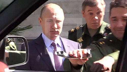 Генерал оторвал ручку двери УАЗ Патриот при демонстрации Владимиру Путину (видео)