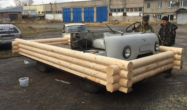 «Рестайлинг Буханки»: умельцы поставили деревянный сруб на шасси УАЗа. Получилась изба-автодом которая едет (видео)
