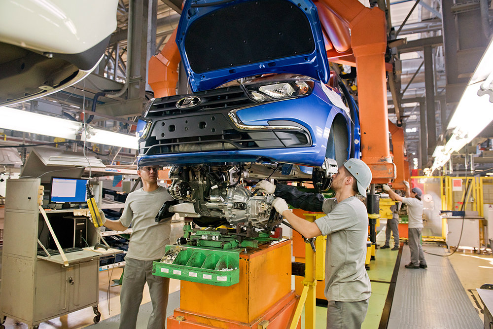 Продажи АвтоВАЗа обвалились и чтобы избежать сокращений рабочих лишили премий и бонусов