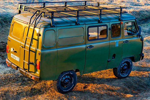 УАЗ представил новую версию «Буханки» за 830 тыс руб. Из нового: багажник на крыше, лестница, новые форточки и вездеходные шины (фото)