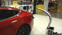 Производитель электрокаров Tesla представил новое устройство для зарядки электромобилей (видео)