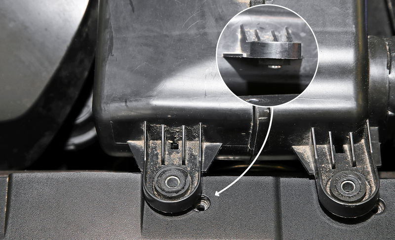 Металлические вставки втулок крепления резонатора впуска при затяжке болтами режут пластиковую облицовку верхней поперечины.