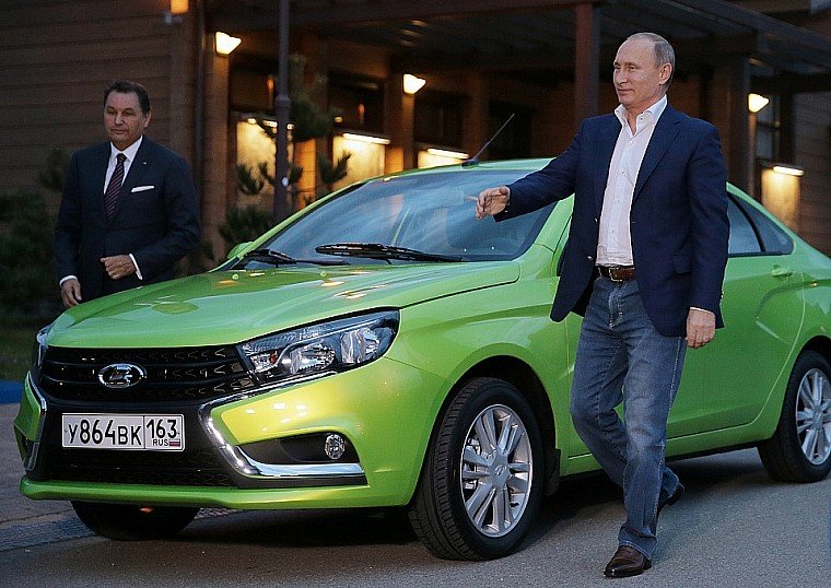 Владимир Путин прокатился на седане Lada Vesta