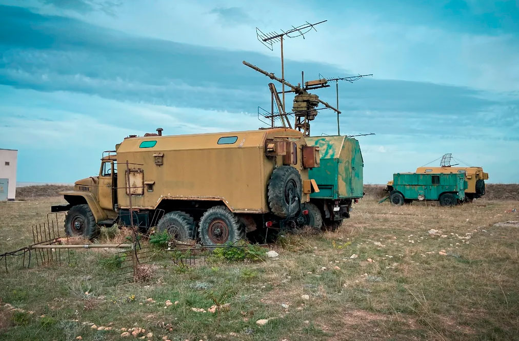 Турист нашел в Крыму брошенную украинцами военную технику. Много фото