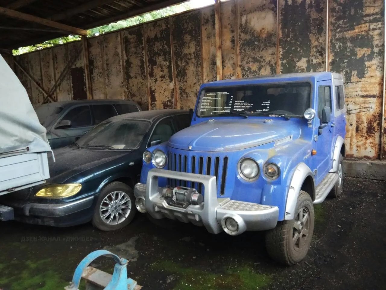 На ГАЗе нашли десятки заброшенных уникальных автомобилей, которые гниют в ангаре (фото)