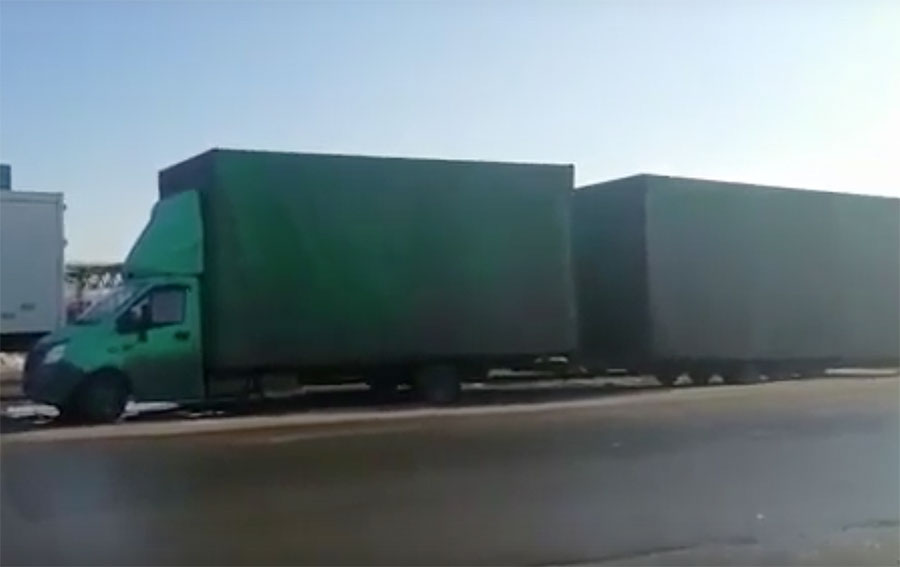 Длиною с фуру: на российских дорогах поймали уникальную ГАЗель с прицепом (видео)