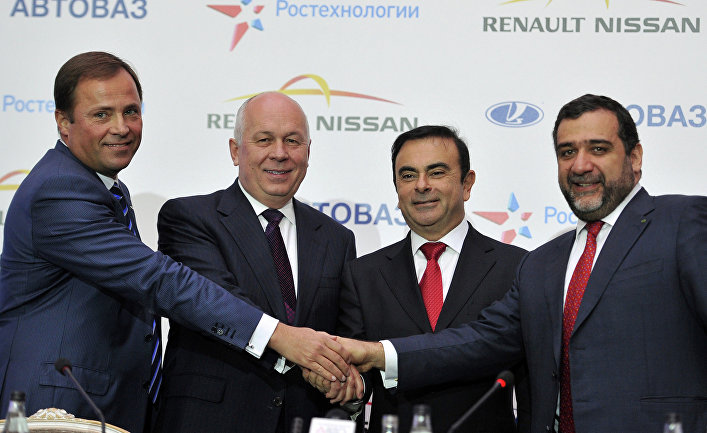 Главы альянса «Renault-Nissan» Карлос Гон и корпорации Ростех Сергей Чемезов подписывают соглашение о продаже части АвтоВАЗа