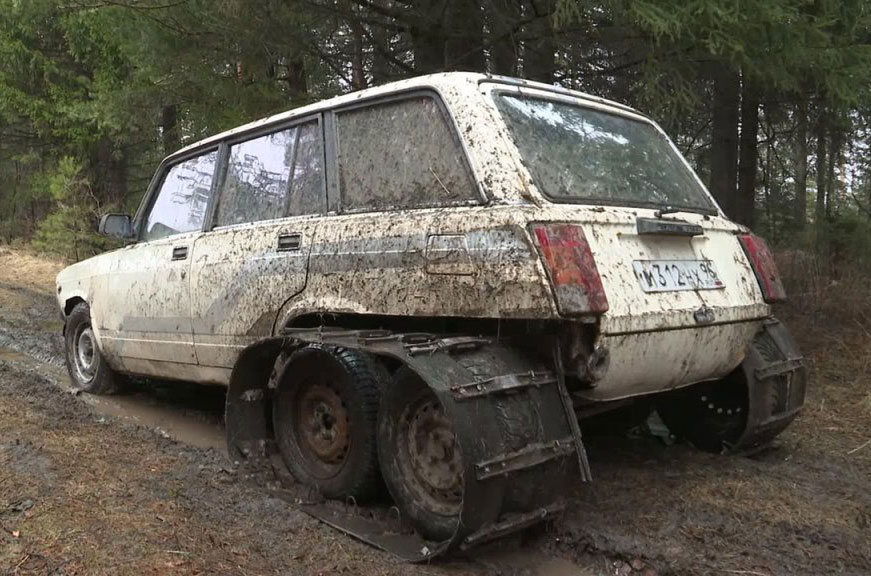 Автолюбители из уральской деревни сделали из «четверки» вездеход на гусеницах, потратив всего 5 тыс руб (видео)