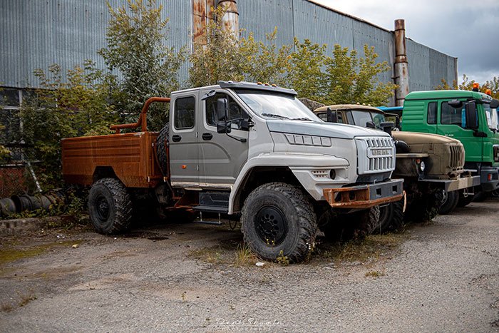 На автозаводе «Урал» десятки тестовых грузовиков ржавеют под открытым небом. Много фото