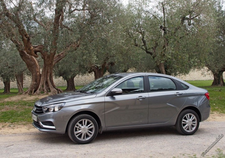 Видно, насколько высоко поднята Lada Vesta над дорогой. Для Европы автомобиль опустят