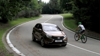 Lada XRay греет руки