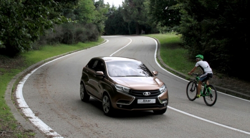 Lada XRay греет руки